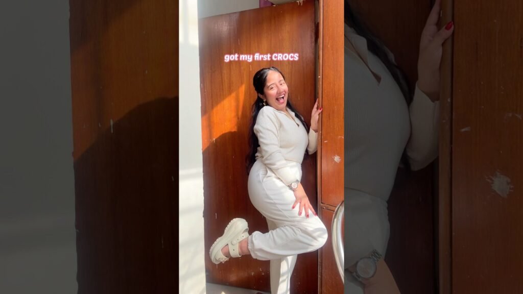 womenʼs footwear accessories videos